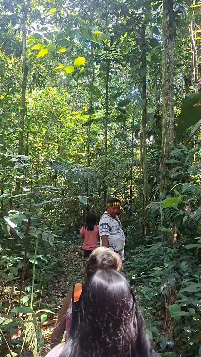 Você acha que conhece o mundo porque viu no Google.
Aqui, …